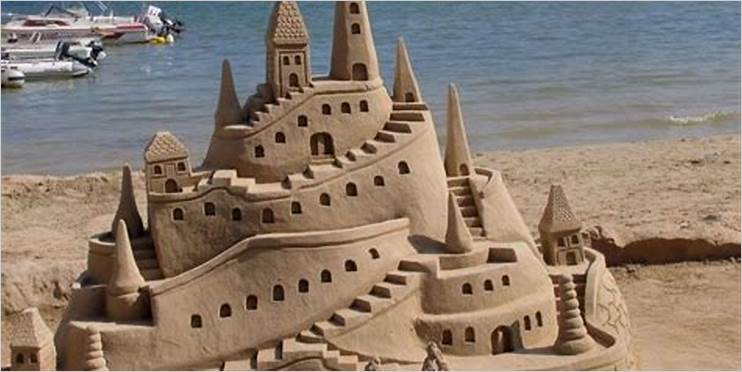 a arte de fazer castelos de areia com as crianças na praia da armação