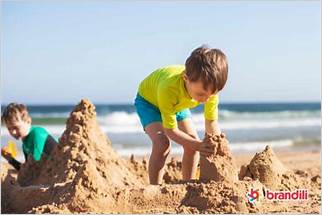 a arte de fazer castelos de areia com as crianças na praia da armação